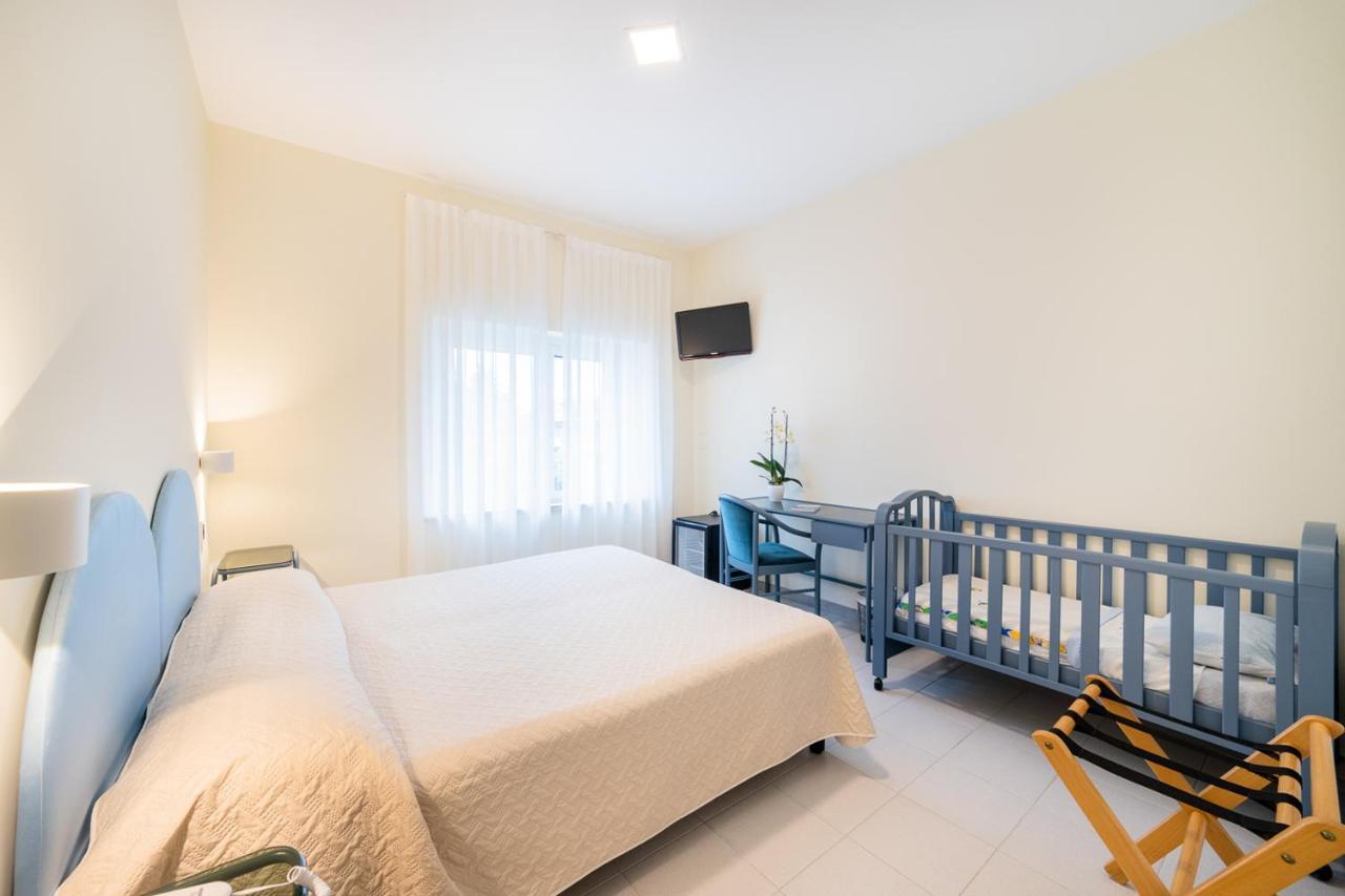 Hotel Il Gabbiano Sabaudia Buitenkant foto