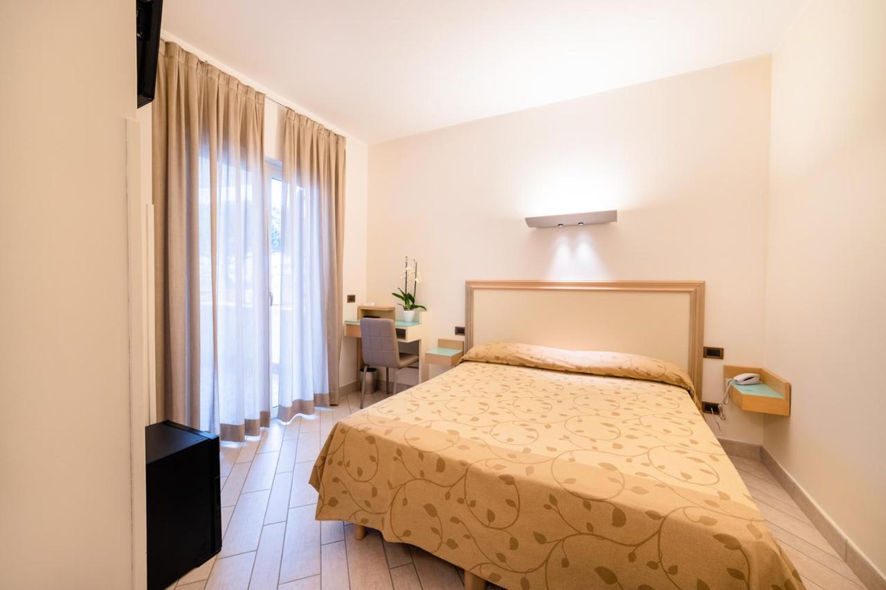 Hotel Il Gabbiano Sabaudia Buitenkant foto